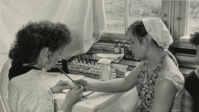 Hemoglobīna līmeņa pārbaude donoram pirms asins ziedošanas laboratorijā, 20. gadsimta 70.–80. gadi.