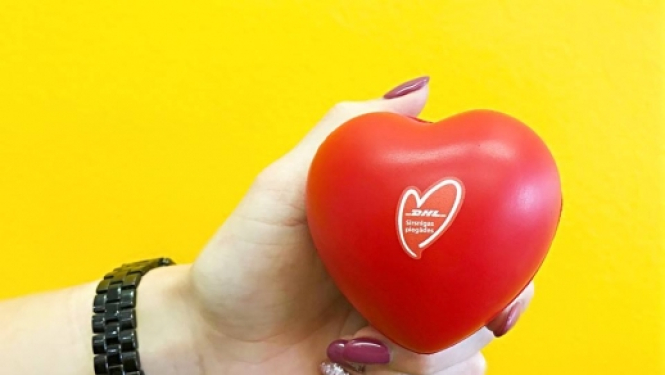 DHL donoriem VADC, Merķeļa ielā un izbraukumos Rīgā dāvina antistresa bumbiņas