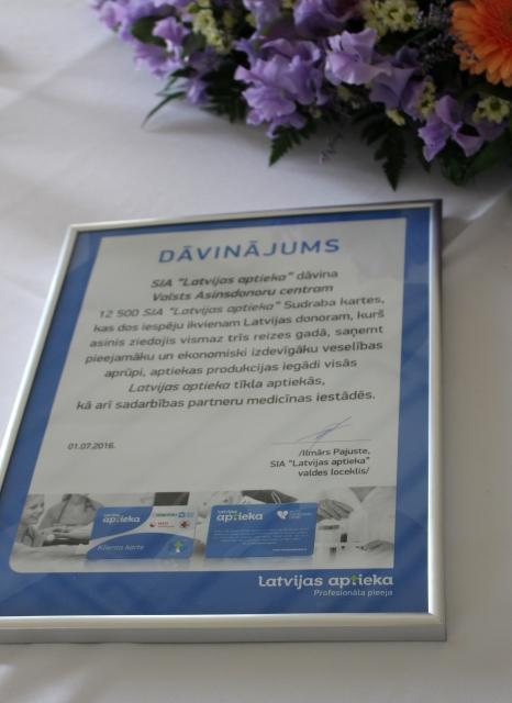 VADC paraksta līgumu ar SIA "Latvijas aptieka" par 12500 īpašo atlaižu karšu dāvinājumu.