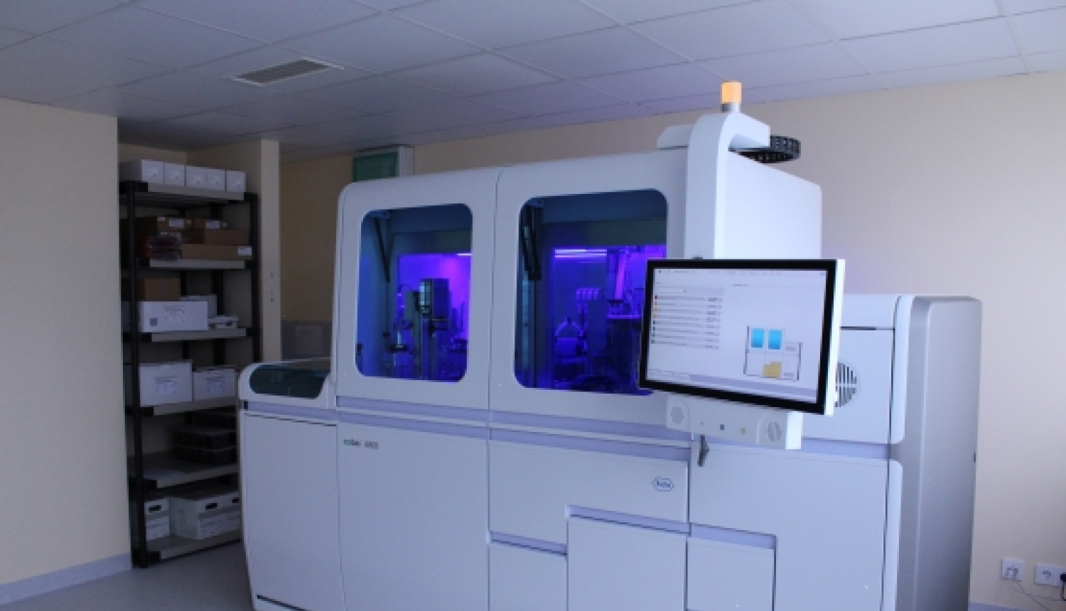 Valsts asinsdonoru centrā uzstādītas jaunas iekārtas, kas donoru asinis ļaus izmeklēt ātrāk