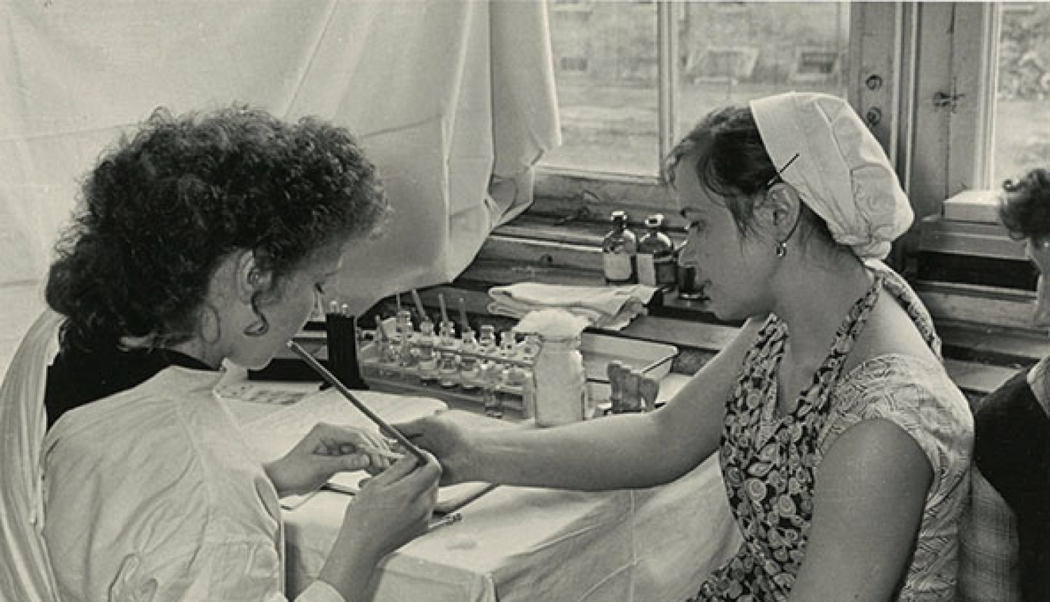 Hemoglobīna līmeņa pārbaude donoram pirms asins ziedošanas laboratorijā, 20. gadsimta 70.–80. gadi.