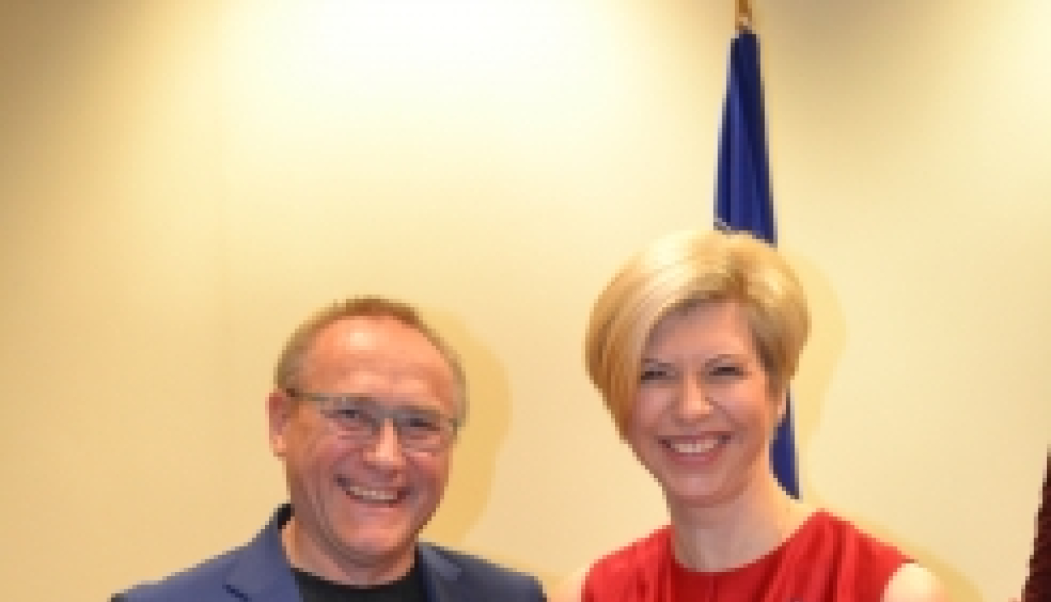 Latgales filiāles vadītājs Sergejs Šimovs saņem Veselības ministrijas Atzinības rakstu