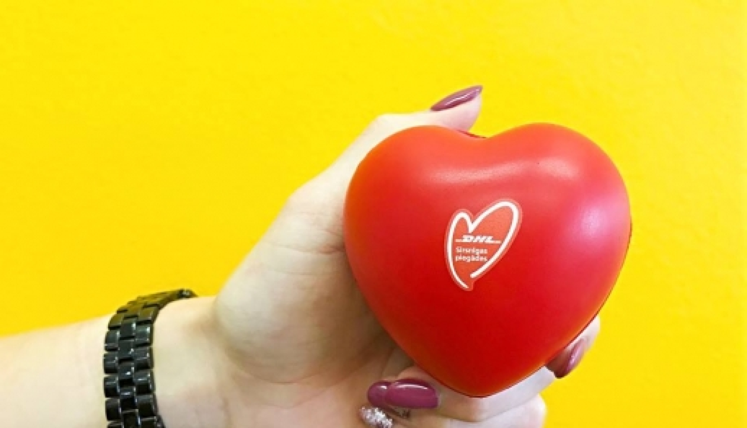 DHL donoriem VADC, Merķeļa ielā un izbraukumos Rīgā dāvina antistresa bumbiņas